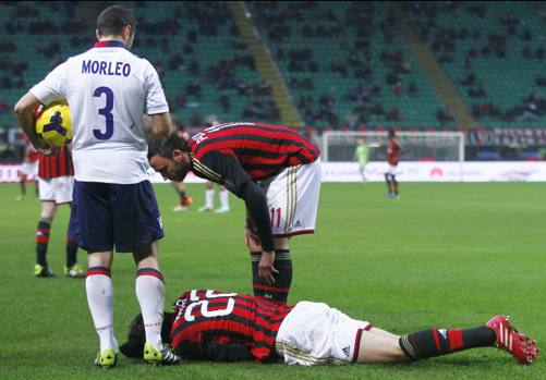 Kakà a terra dolorante: sarà sostituito anche lui. LaPresse